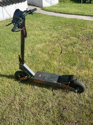 Kukirin G2  - Säljer en elektrisk sparkcykel Kukirin G2 med robust ram i svart och orange. Modellen har breda däck, greppvänliga handtag och en stor ståplatta med mönster för extra fäste. Perfekt för snabba transporter och äventyr.