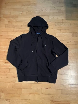 Ralph Lauren Double Knit Svart Full Zip - Väldigt ny, bara använd ett fåtal gånger. Säljer pga storleken.
