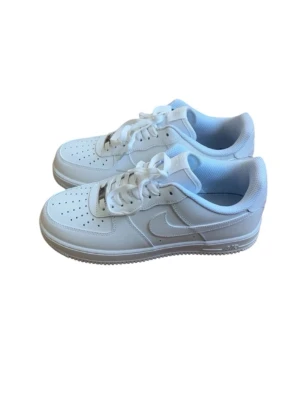 Nike Air Force 1 – Vit 🤍👟 - Nike Air Force 1 – Vit 🤍👟  Klassiska Nike Air Force 1 i helvit design ✨ Tidlös modell som passar till allt – alltid rätt 💎 Stabil och bekväm sula för daglig användning 👌 Clean look med ikoniska detaljer 🔥  🔹 Märke: Nike 🔹 Modell: Air Force 1 🔹 Färg: Vit 🔹 Storlek: 42 🔹 Passform: Normal  📦 Snabb leverans