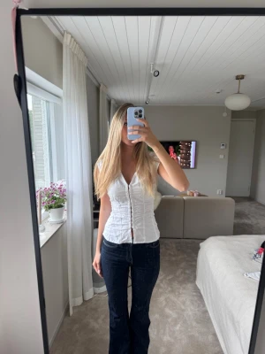 Vit Weeday topp/blus - Så fin vit blus/topp från weekday