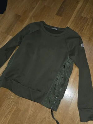 Olivgrön sweatshirt från Moncler passar s/xs - Jättefin, såklart orginal. Passar s/xs