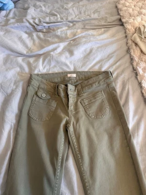 Nelly jeans khaki - Använda men i fint skick. Säljer flera par jeans så kan fixa paketpris! Använd gärna bundle💞 Kan posta snabbast med Instabox!
