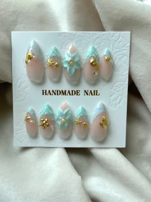 Sea press on nails med guld och 3d dekoration  - Egen gjorda Sea inspirerade press on naglar med både guld och 3d design. 🐠🐚🐬🪸 mått: 14mm, 10,5mm 12mm, 11mm 8,5mm  