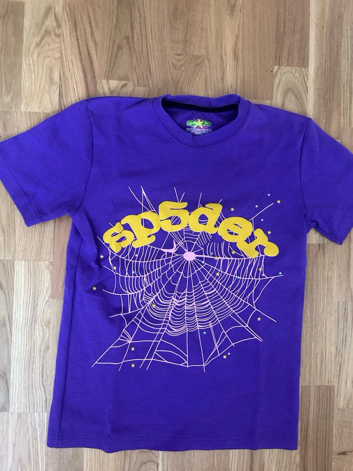 Lila Sp5der t-shirt med spindelnätsprint