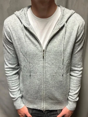 Kashmir/Merino zip - En riktigt schysst Kashmir/Merino zip hoodie i storlek XS! Modellen är 177cm lång, men tröjan passar mindre! Använd 1 gång, därför toppskick på hoodien! Hör av dig vid frågor!🌟