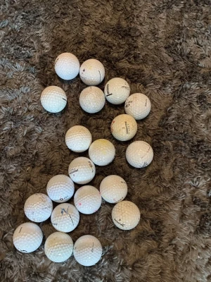 Samling med vita golfbollar - 20st - Säljer ett gäng vita golfbollar av olika märken. Perfekt för dig som vill fylla på golfbagen eller träna på rangen. Bollarna har klassisk rund form och är tillverkade i slitstarkt material.