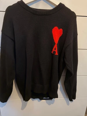 Svart stickad tröja från Ami - Snygg svart stickad tröja från Ami Paris fick dubbla k present så därmed säljer jag en av dem tröjan är i gott skick utan problem och självfallet äkta priset kan diskuteras