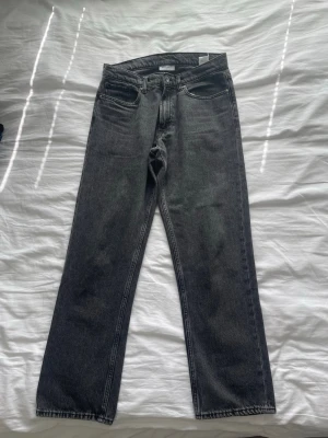 Grå/svarta jeans - Grå/svarta jeans från Vailent i Loose-modell, strl S. Använda fåtalet gånger. Nypris 699-799:-