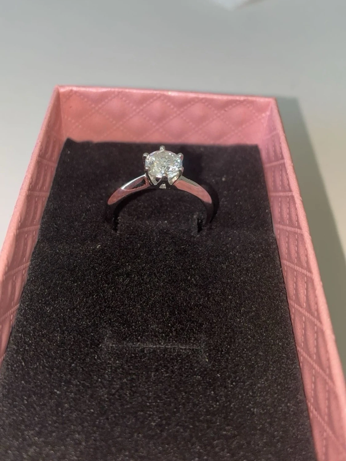 Silverfärgad ring med klar sten