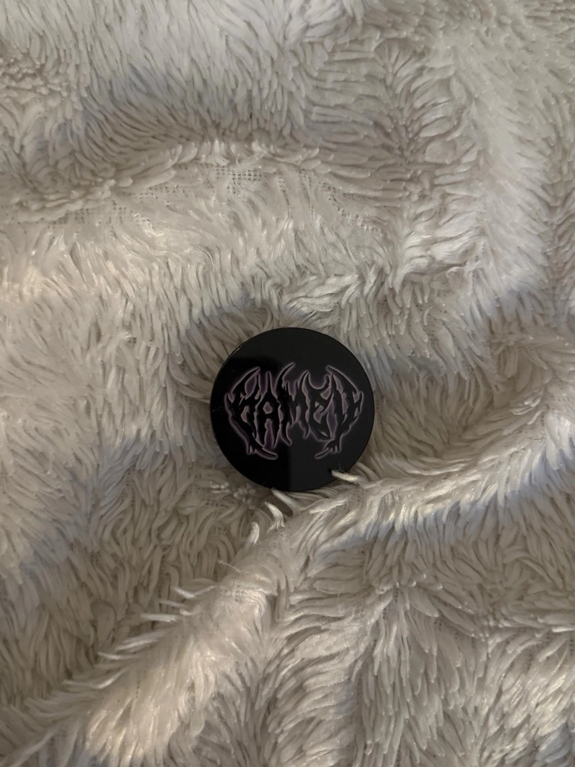 Svart popsocket med lila text