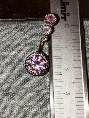 NY oanvänd Navelpiercing | Kirurgiskt stål | Rosa stenar  - 💕30% Bundle-rabatt vid köp av minst 2 artiklar. ⭐️NY oanvänd piercing i kirurgiskt stål; rostfritt och säkert för läkta piercingar.                               📏MÅTT ⭕️Stavens längd: 10mm ⭕️Stavens tjocklek: 1,6mm ⭕️Smyckets totala längd: 20mm                                                                         🤍Färger: Silver och rosa                                                            💌Skickas spårbart via Plick SafePay.