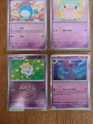 Fyra Pokémonkort Psychic-type - Säljer fyra Pokémonkort: Marill, Clefairy, Togepi och Mismagius. Alla korten är Psychic-type och har färgstarka illustrationer. Korten är av klassiskt format och tillverkade i papper/kartong. Perfekt för samlare eller dig som vill utöka din lek.