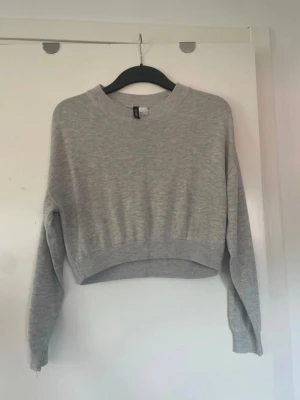 cropped tröja - den är väl använd men har inga defekter, väldigt mysigt material, slutar vid naveln så inte helt cropped