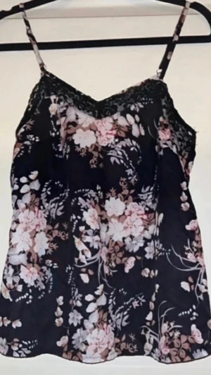 Svart blommigt linne | Storlek S - 💕 30% bundlerabatt vid köp av minst två artiklar.                                                                        🌸 Svart blommigt linne med spets.         ✔️Märke: Shein.                                                       📏 Storlek S                                                              ⭐️ Fint använt skick. Hel och ren utan fläckar, hål eller andra synliga brister.