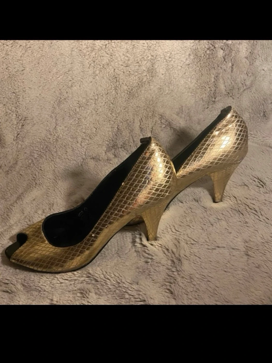 Guldiga peep toe-pumps med ormmönster
