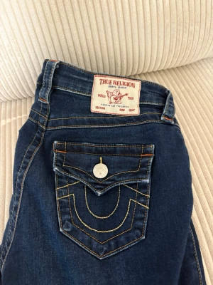 True Religion jeans - Säljer ett par mörkblå jeans från True Religion storlek 25