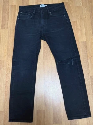 Säljer ett par 157 Black Jeans – Size W32 - Jeansen är i mycket bra skick. Endast använda vid något enstaka tillfälle.  Stilrena svarta jeans med en diskret ripped-detalj vid knät, vilket ger en clean men ändå edgy look. Perfekta både till vardag och streetwear.  Size: W32 L30 💸 Rabatt vid köp av flera plagg!