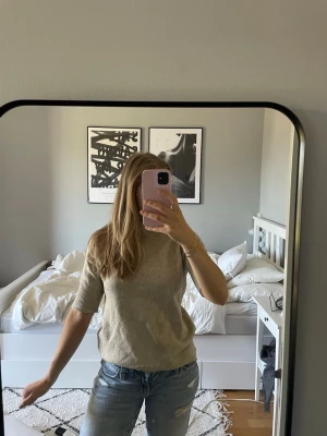 Beige stickad tröja med trekvarts ärm  - Stickad tröja ifrån Vila med hög krage 🤍