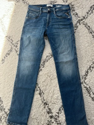 Blå slim fit replay jeans - Ett par extern snygga replay jeans som är i storlek 27 32. Aldrig använda. Tveka inte på att höra av dig!