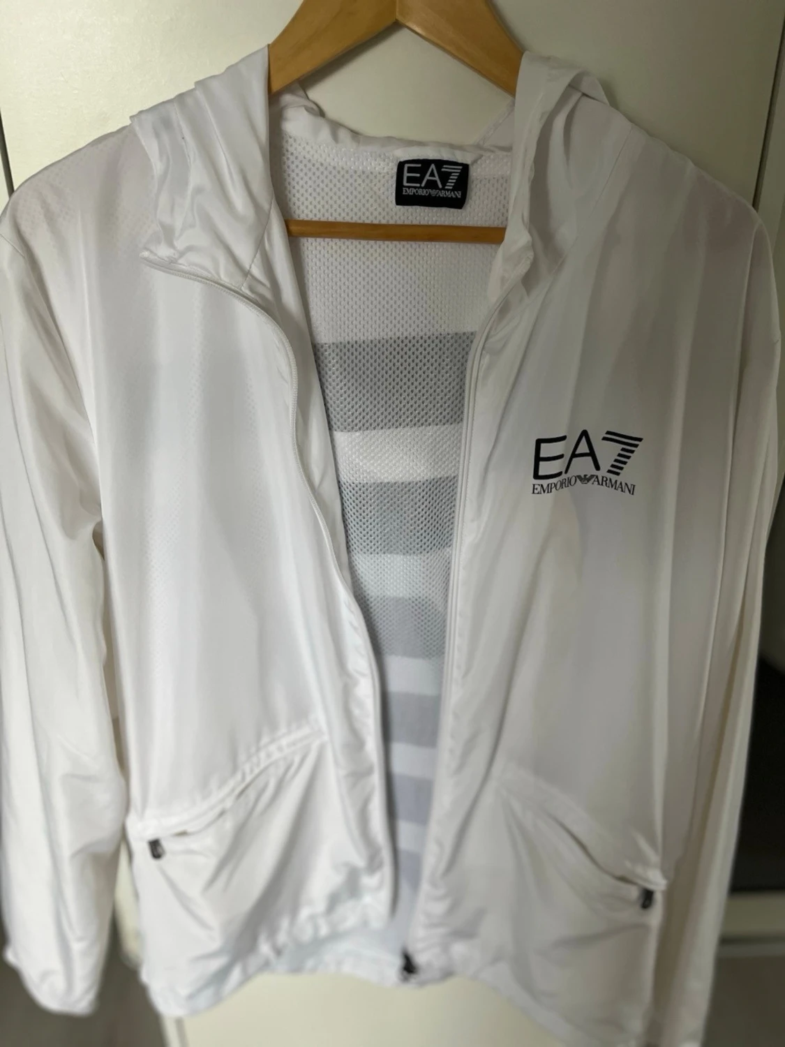 Vit vindjacka från Emporio Armani EA7