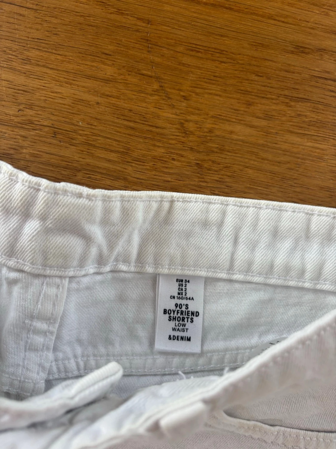 Vita denimshorts med fransig kant - 2