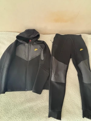 Nike Tech Fleece - Säljer en Nike Tech Fleece-dress i princip helt ny. Endast använd ett fåtal gånger och är i väldigt bra skick. Säljer hela setet tillsammans, inte separat