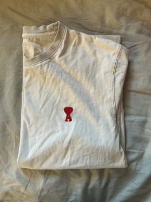 Ami Paris T-shirt  - Vit ami Paris T-shirt som knappt är använd.