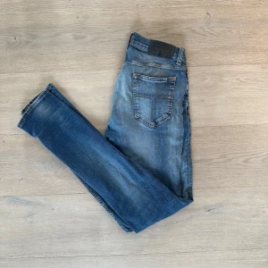 Tiger of sweden slim fit - Tiger of sweden jeans i storlek 28/32. Slim fit. Skick 7/10 lite sliten patch men annars bra bra skick och riktigt sköna. Det är en snygg tvätt på jeansen. Hör av er vid frågor! Endast 200 kr!!