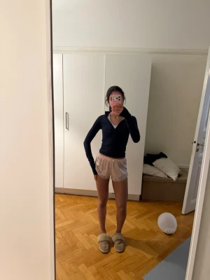 Mörkblå långärmad zip-tröja - Mörkblå långärmad tröja i fint skick!