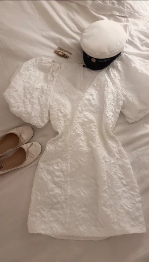 Studentklänning  - Superfin studentklänning från förra året. Köpt på Gina i storlek M. Sitter tight med puffärmar och har dragkedja där bak. Inga tecken på användning.