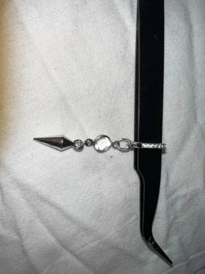 örhänge  - snyggt silvrigt örhänge säljs för 79kr/st 120kr/par