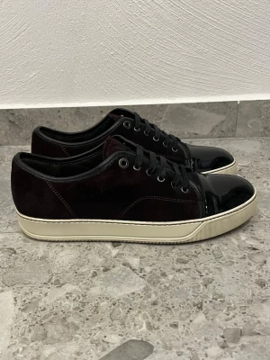 Lanvin Cap Toe - Vinröda Lanvin Cap Toe || Storlek UK 7 (EU 41) || Skorna är i mycket bra skick (se bilder)  || Tveka inte på att höra av dig vid frågor eller funderingar 