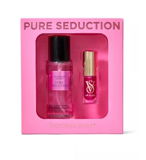 Nytt!! Victoria's Secret Pure Seduction set - Helt nytt! Presentset från Victoria's Secret med Pure Seduction doftmist och Lip Glow. Doften har fruktiga toner av plommon och blommig freesia. Förpackningen är rosa med guldiga detaljer och produkterna har en modern, feminin design.