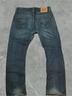 Levi's 506 blå slitna jeans - Vintage Levis jeans 👖 modellen är 506 och storleken är W32 L32. Hör av er för frågor osv. Skickas endast med PostNord.