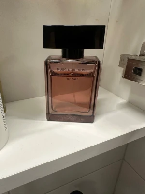 Musc Noir Rose parfym Narciso Rodriguez - Musc Noir Rose for her från Narciso Rodriguez. 30 ml flaska, syns på bilden hur mycket som är kvar. Säljs då den inte kommer till användning längre💕