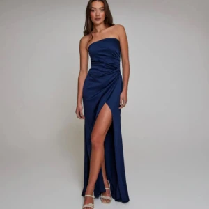 Marinblå balklänning med slits - Supersnygg marinblå balklänning med slits från nelly i storleken 32, passar även 34, kostar 799kr på hemsidan. Inga defekter, skriv för fler bilder 💞