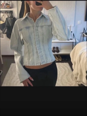 Ljusblå croppad jeansjacka ifrån H&M - Jätte populära jeans jackan från h&m som är figur syd väskan i annosen finns upp och köpa om man är sugen på och matcha dem tillsammans 💕