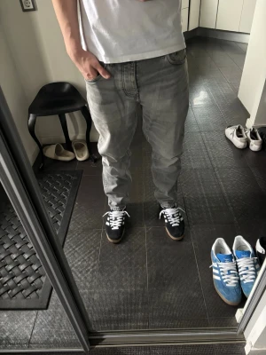 Carhartt Grey Jeans - Säljer ett par gråa Carhartt jeans med relaxed fit och raka ben. Jeansen har klassiska fem fickor och en tvättad look som ger en avslappnad vibe. Passar perfekt till sneakers och t-shirt för en chill stil.