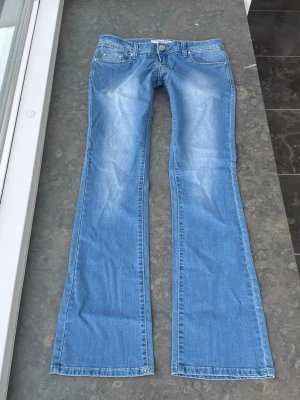 Lågmidjade jeans  - Så snygga jeans som tyvärr inte passar mig och har därför ingen bild på! Midjemått tvärsöver: 44cm  Midjehöjd: 18cm Inerbens längd: 85cm💕