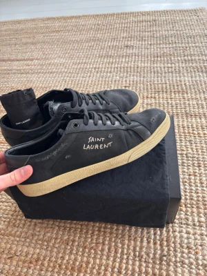  Saint Laurent skor - Säljer nu dessa sjukt snygga svarta Saint Laurent skorna. Skorna är i 10/10 skick och väldigt sparsamt använda. Halva boxen tillkommer(var tvungen att slänga locket pga de var sönder), dust ba och skosnören. Ställ gärna frågor.