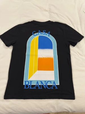 Svart Casa Blanca t-shirt med tryck - Snygg svart t-shirt från Casablanca Klassisk passform och rund hals. STORLEK S