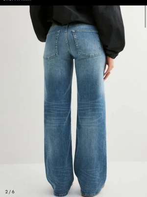 Low waist jeans NYA från Nelly  - Säljer de här snygga jeansen från Nelly storlek 38 helt nya. Low waist. Användes en gång och därför har jag inte prislappen men de är de i helt nyskick 🩷