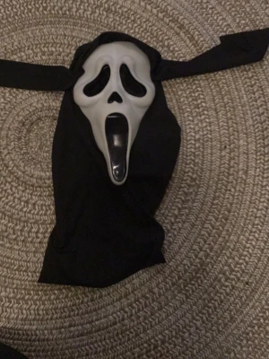 Svart haloween mask  - Svart scream mask perfect om du ska på haloween eller busa ovh leka med dina vänner