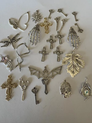 Berlock-paket - Säljer av material som jag använt för att göra smycken. Har 2025 tillverkat och sålt smycken för över 50.000kr så är något folk uppskattar (om man håller låga priser) . Nu har jag dock tappat intresset så säljer av allt jag har. Kolla gärna in andra annonser   I denna annons hittar du berlocker för smyckestillverkning . 