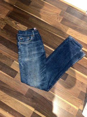 Levi's blå raka jeans - Tjena, säljer ett par stilrena Levis jeans med små slitningar. Modellen är Levis slim 512 i marinblå med fin tvätt. Priset kan diskuteras💸👍🏻