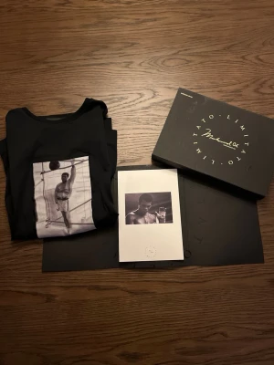 Svart Limitato t-shirt - Cool svart t-shirt från Limitato med ett stort svartvitt boxningsmotiv på framsidan. T-shirten har rund hals och korta ärmar, perfekt för dig som gillar sportiga och unika prints. Materialet är mjukt och känns skönt mot huden. Storlek S, 