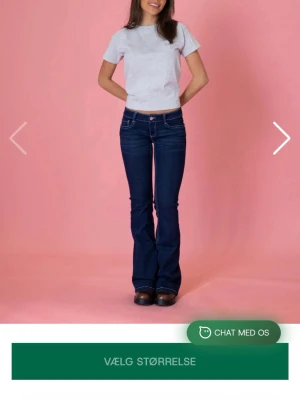 Mörkblå bootcut jeans med vita sömmar - Snygga mörkblå bootcut jeans i storlek XS som inte har kommit till användning, köpte dem för ungefär ett halvårs sen men bara har legat i garderoben och är använda max 3 gånger❤️❤️ 