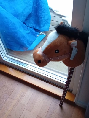 Käpphäst med brunt plyschhuvud - Säljer en käpphäst med mjukt brunt plyschhuvud, svart man och vita detaljer. Käppen är brun med vita stjärnor och hästen har ett prickigt tygtygel. Perfekt för lek, fantasi och skådespelerie.