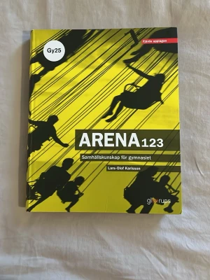 Arena 123 Samhällskunskap Gy25 - Arena 123 är en kursbok i samhällskunskap för gymnasiet, skriven av Lars-Olof Karlsson. Boken är fjärde upplagan och har tydlig, modern design. Är i ny skick och inga stora skador, köpte den för 696kr