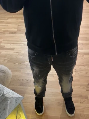 Dsq2 jeans - dsq2 jeans sälj                                                pris kan diskuteras. liten hål finns på byxorna vid högra sidan